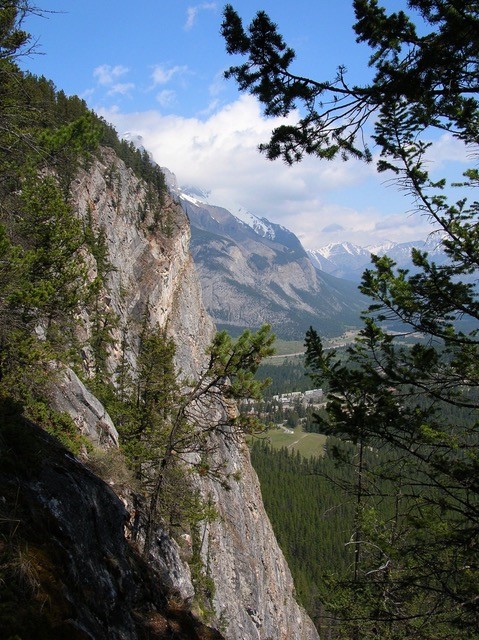 This image has an empty alt attribute; its file name is Banff-Tunnel-Mountain.jpg